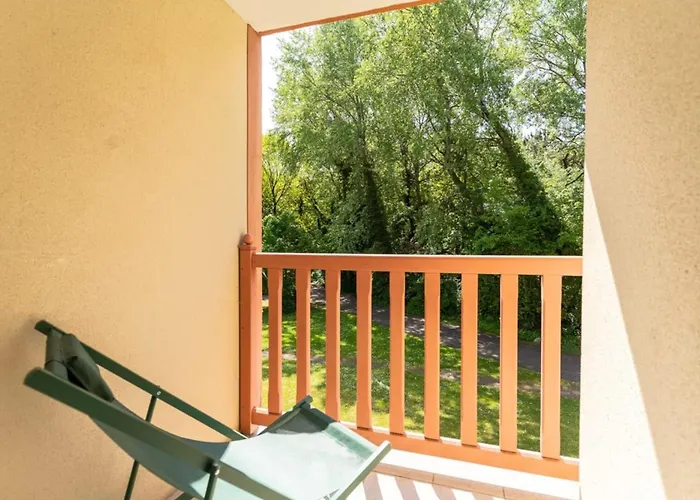 Beautiful Flat With Swimming Pool Tennis Court And Private Car Parking 109