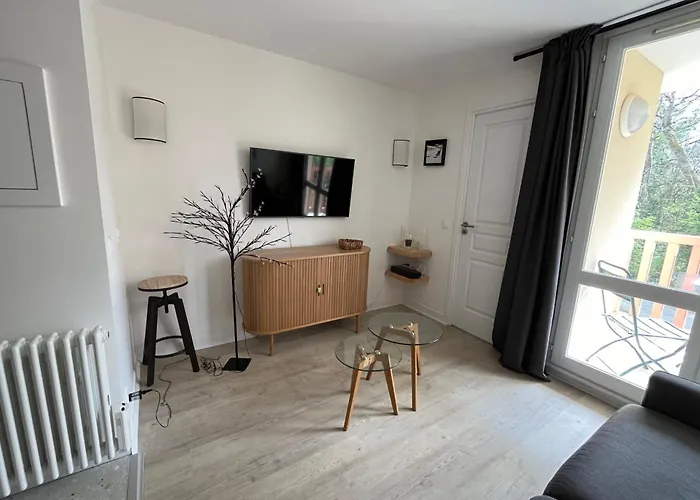 Beautiful Flat With Swimming Pool Tennis Court And Private Car Parking 109